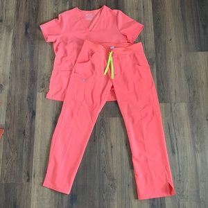Figs LIMITED EDITION Scrub Set in Hot Coral, Medium Petite